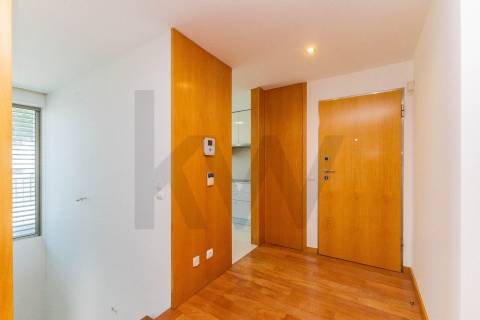 Duplex T3 com Terraço e Garagem Privativa Junto à Praia