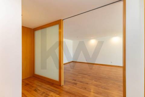 Duplex T3 com Terraço e Garagem Privativa Junto à Praia