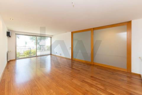 Duplex T3 com Terraço e Garagem Privativa Junto à Praia