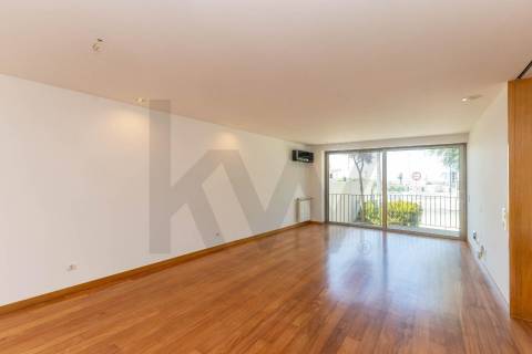 Duplex T3 com Terraço e Garagem Privativa Junto à Praia