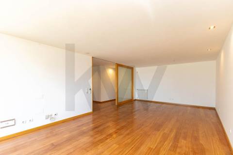 Duplex T3 com Terraço e Garagem Privativa Junto à Praia