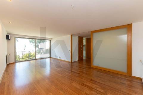 Duplex T3 com Terraço e Garagem Privativa Junto à Praia