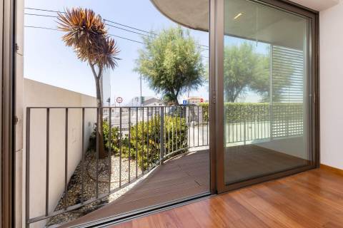 Duplex T3 com Terraço e Garagem Privativa Junto à Praia