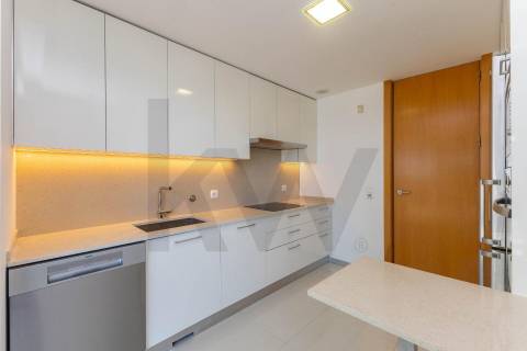 Duplex T3 com Terraço e Garagem Privativa Junto à Praia