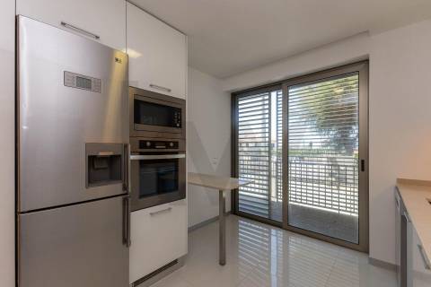 Duplex T3 com Terraço e Garagem Privativa Junto à Praia