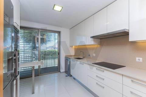 Duplex T3 com Terraço e Garagem Privativa Junto à Praia