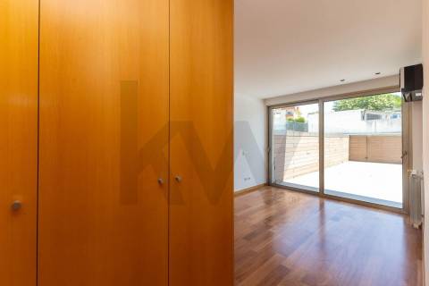 Duplex T3 com Terraço e Garagem Privativa Junto à Praia