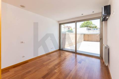 Duplex T3 com Terraço e Garagem Privativa Junto à Praia