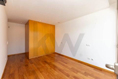 Duplex T3 com Terraço e Garagem Privativa Junto à Praia