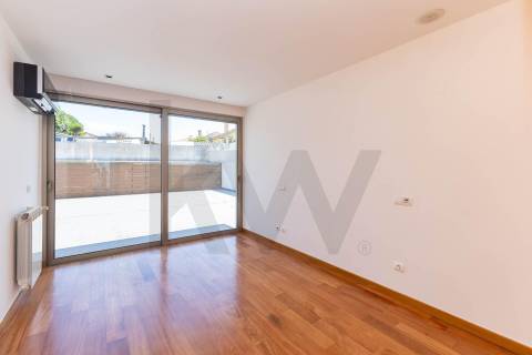 Duplex T3 com Terraço e Garagem Privativa Junto à Praia