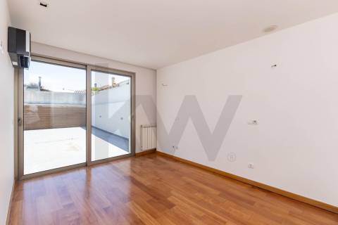 Duplex T3 com Terraço e Garagem Privativa Junto à Praia