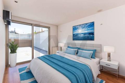 Duplex T3 com Terraço e Garagem Privativa Junto à Praia