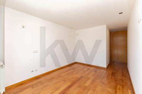 Duplex T3 com Terraço e Garagem Privativa Junto à Praia