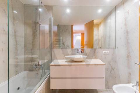 Duplex T3 com Terraço e Garagem Privativa Junto à Praia