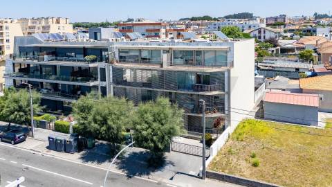 Duplex T3 com Terraço e Garagem Privativa Junto à Praia