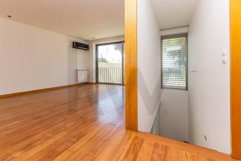 Duplex T3 com Terraço e Garagem Privativa Junto à Praia