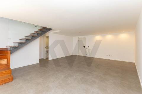 Duplex T3 com Terraço e Garagem Privativa Junto à Praia