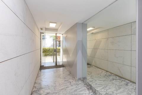 Duplex T3 com Terraço e Garagem Privativa Junto à Praia