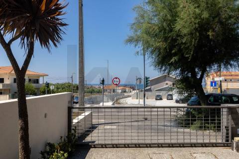 Duplex T3 com Terraço e Garagem Privativa Junto à Praia