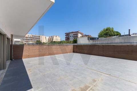 Duplex T3 com Terraço e Garagem Privativa Junto à Praia