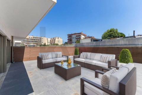 Duplex T3 com Terraço e Garagem Privativa Junto à Praia