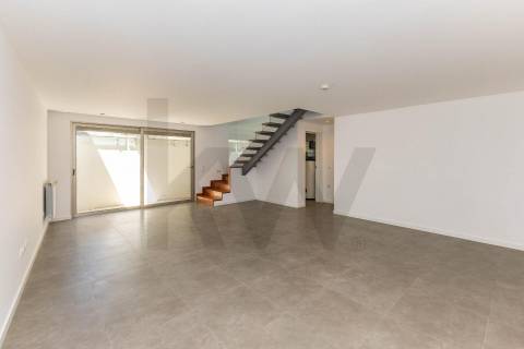 Duplex T3 com Terraço e Garagem Privativa Junto à Praia