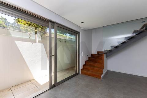 Duplex T3 com Terraço e Garagem Privativa Junto à Praia