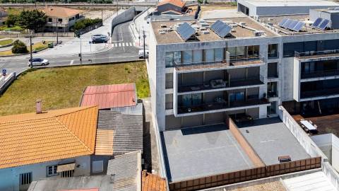 Duplex T3 com Terraço e Garagem Privativa Junto à Praia