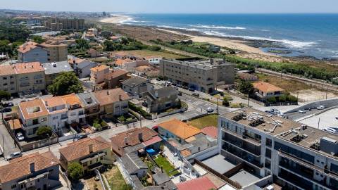 Duplex T3 com Terraço e Garagem Privativa Junto à Praia