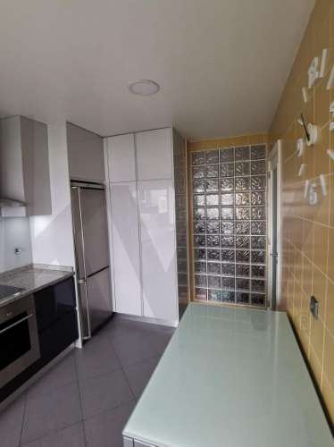 T4 (mais 2 salas), Custóias (Matosinhos), perto da feira e de transportes. Mobilado como novo.