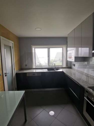 T4 (mais 2 salas), Custóias (Matosinhos), perto da feira e de transportes. Mobilado como novo.