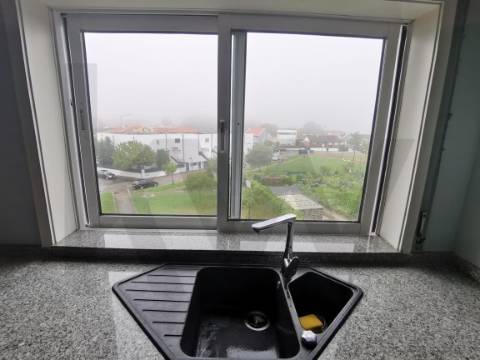 T4 (mais 2 salas), Custóias (Matosinhos), perto da feira e de transportes. Mobilado como novo.