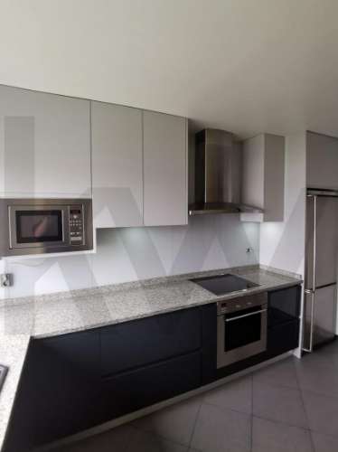 T4 (mais 2 salas), Custóias (Matosinhos), perto da feira e de transportes. Mobilado como novo.