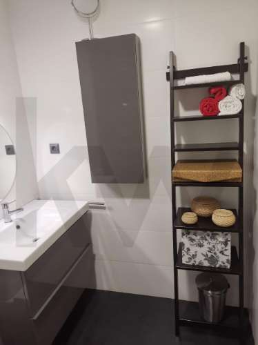 T4 (mais 2 salas), Custóias (Matosinhos), perto da feira e de transportes. Mobilado como novo.