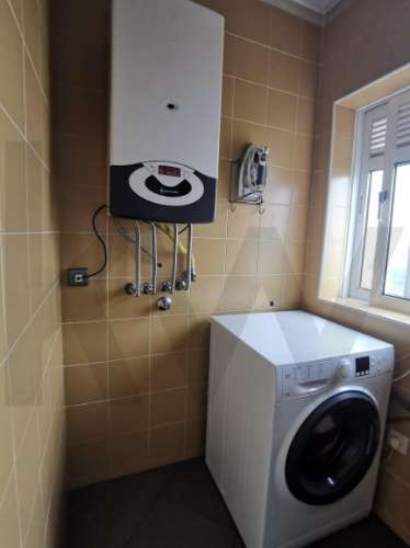 T4 (mais 2 salas), Custóias (Matosinhos), perto da feira e de transportes. Mobilado como novo.