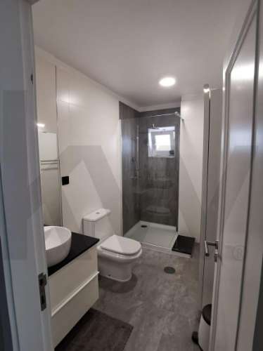 T4 (mais 2 salas), Custóias (Matosinhos), perto da feira e de transportes. Mobilado como novo.