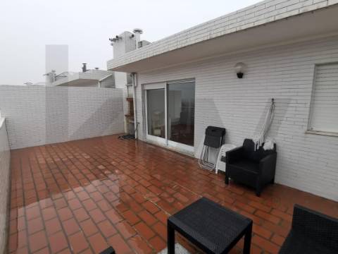 T4 (mais 2 salas), Custóias (Matosinhos), perto da feira e de transportes. Mobilado como novo.