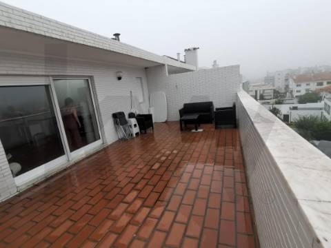 T4 (mais 2 salas), Custóias (Matosinhos), perto da feira e de transportes. Mobilado como novo.