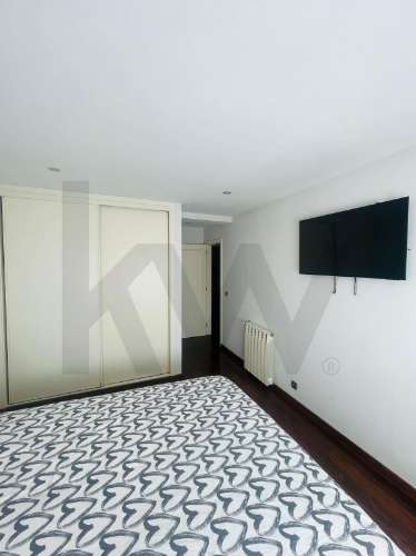 T4 (mais 2 salas), Custóias (Matosinhos), perto da feira e de transportes. Mobilado como novo.