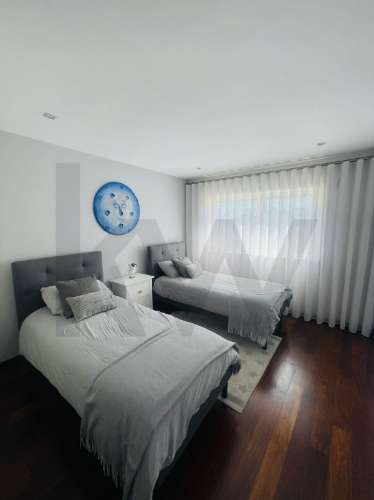 T4 (mais 2 salas), Custóias (Matosinhos), perto da feira e de transportes. Mobilado como novo.