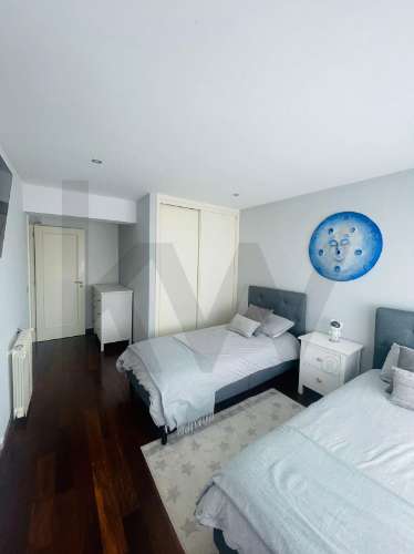 T4 (mais 2 salas), Custóias (Matosinhos), perto da feira e de transportes. Mobilado como novo.