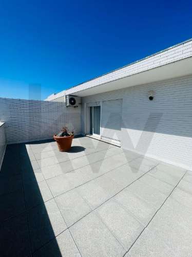 T4 (mais 2 salas), Custóias (Matosinhos), perto da feira e de transportes. Mobilado como novo.