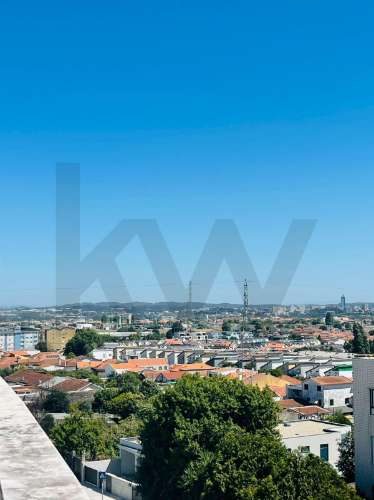 T4 (mais 2 salas), Custóias (Matosinhos), perto da feira e de transportes. Mobilado como novo.