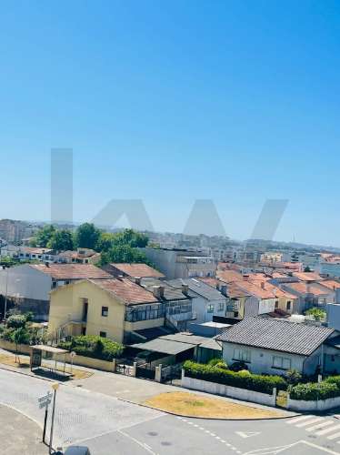 T4 (mais 2 salas), Custóias (Matosinhos), perto da feira e de transportes. Mobilado como novo.