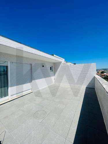 T4 (mais 2 salas), Custóias (Matosinhos), perto da feira e de transportes. Mobilado como novo.