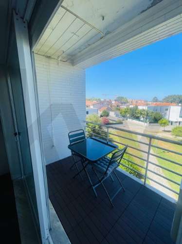 T4 (mais 2 salas), Custóias (Matosinhos), perto da feira e de transportes. Mobilado como novo.