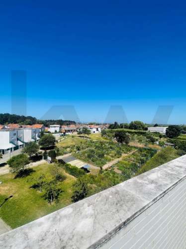 T4 (mais 2 salas), Custóias (Matosinhos), perto da feira e de transportes. Mobilado como novo.