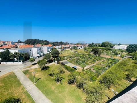 T4 (mais 2 salas), Custóias (Matosinhos), perto da feira e de transportes. Mobilado como novo.