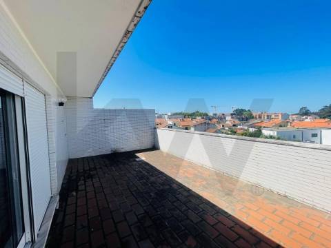 T4 (mais 2 salas), Custóias (Matosinhos), perto da feira e de transportes. Mobilado como novo.