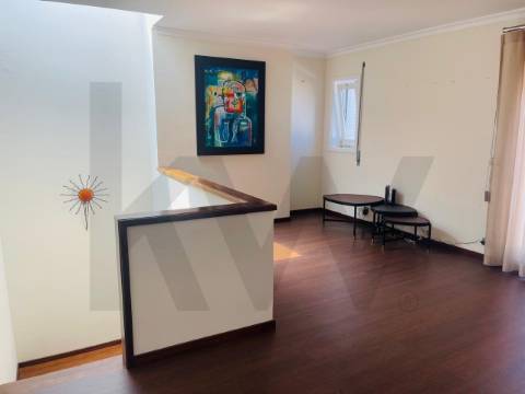 T4 (mais 2 salas), Custóias (Matosinhos), perto da feira e de transportes. Mobilado como novo.